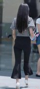 【时尚一点】淡雅脱俗的美女，休闲上衣搭配黑色喇叭长裤，披肩长发配上白色高跟鞋气质优