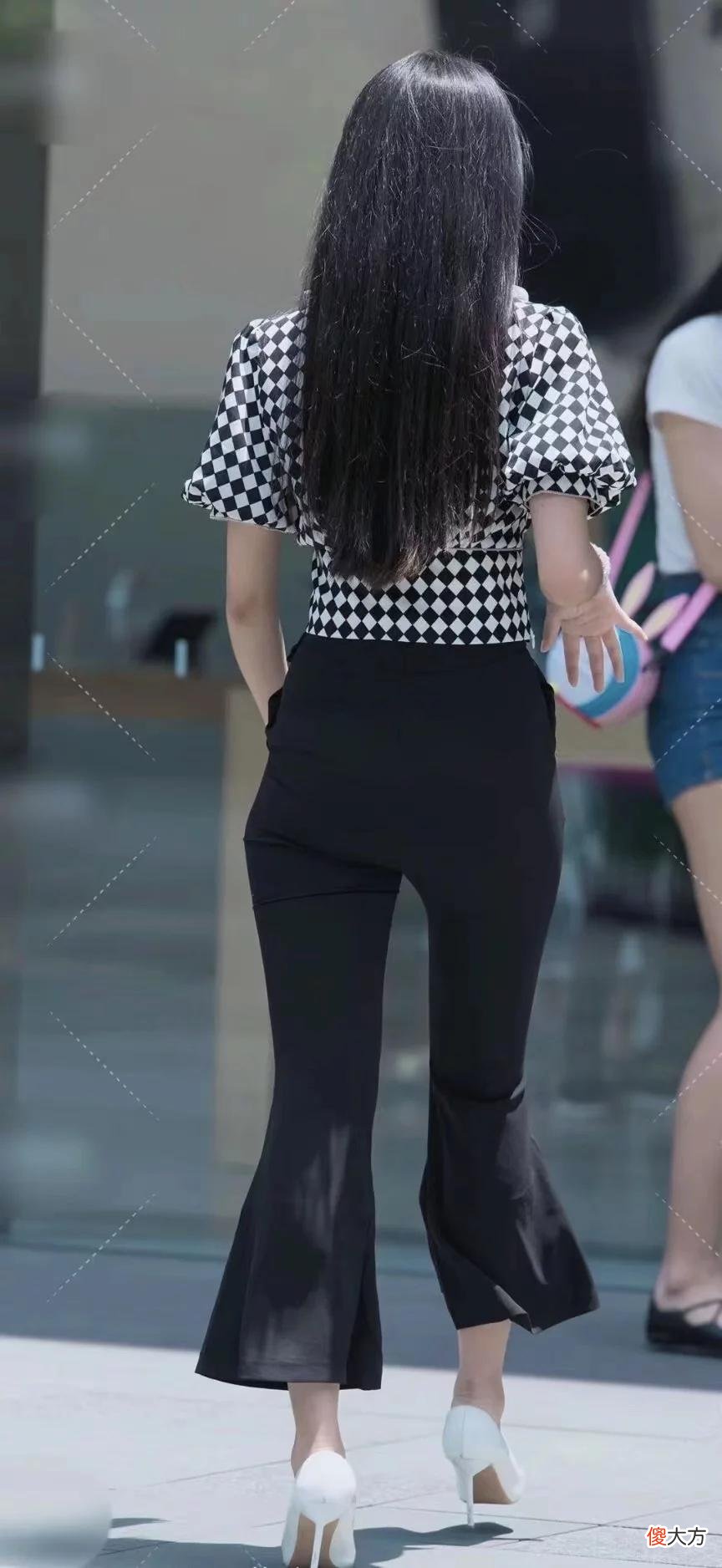 【时尚一点】淡雅脱俗的美女，休闲上衣搭配黑色喇叭长裤，披肩长发配上白色高跟鞋气质优雅大方！