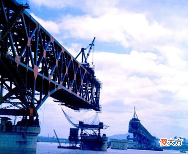【爱历史】老照片：60年代的南京长江大桥，通车时118辆坦克压过完好无损