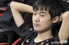 【游戏世界】LOL：RNG粉丝被迫参战，余霜赛后采访被指责带节奏，太勇敢了