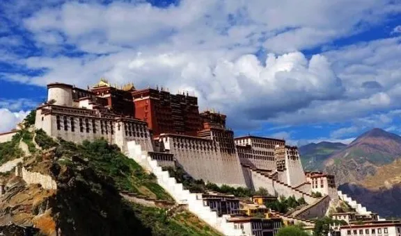 随着生活水平的提高，家家户户都买得起车，甚至很多地方人均一辆车，有了车以后