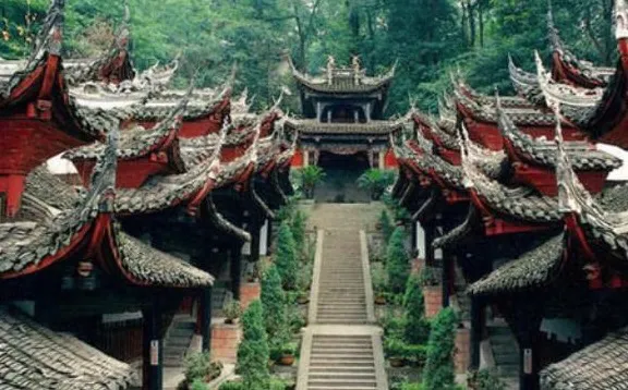 随着生活水平的提高，家家户户都买得起车，甚至很多地方人均一辆车，有了车以后