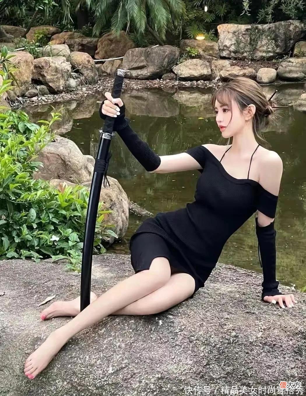【就爱时尚】姑娘手持佩剑目光坚定 酷感运动风女性魅力爆棚