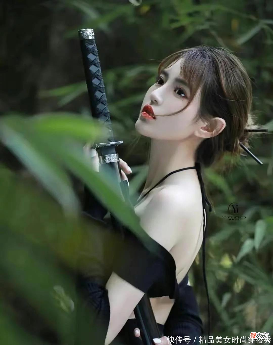 【就爱时尚】姑娘手持佩剑目光坚定 酷感运动风女性魅力爆棚