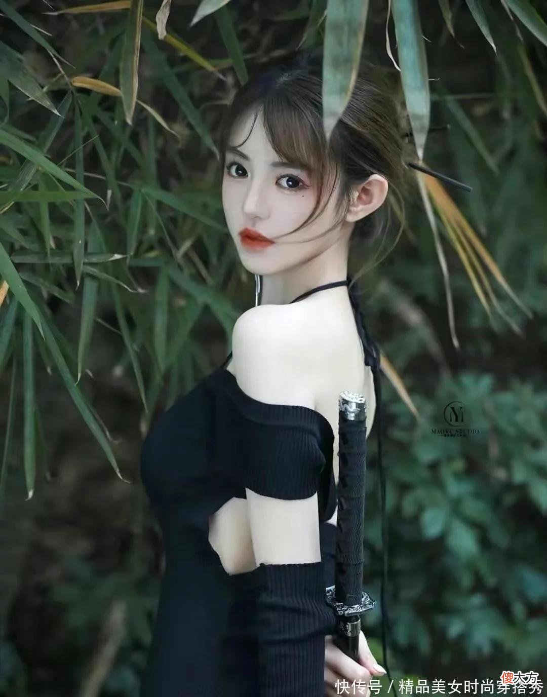【就爱时尚】姑娘手持佩剑目光坚定 酷感运动风女性魅力爆棚