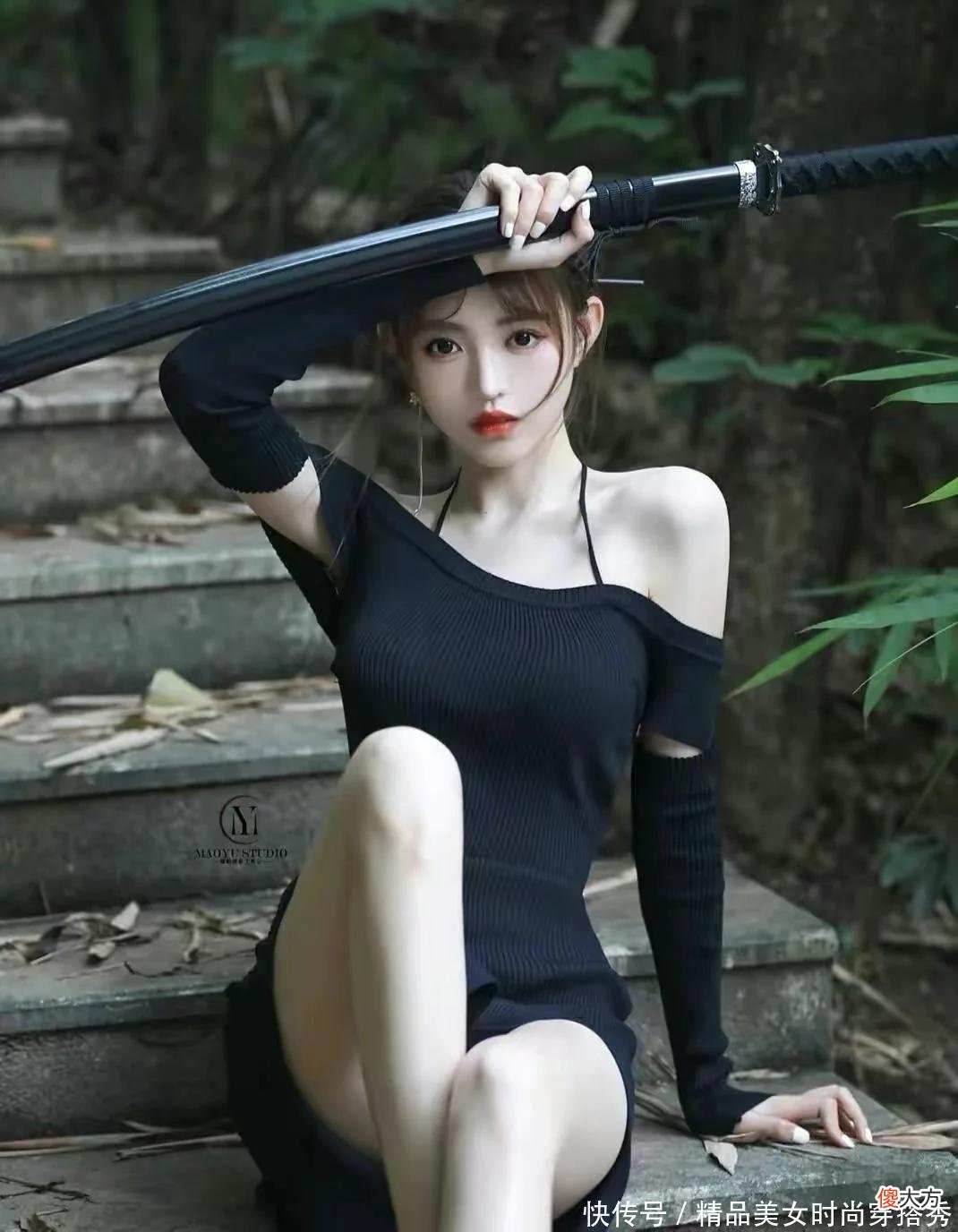 【就爱时尚】姑娘手持佩剑目光坚定 酷感运动风女性魅力爆棚