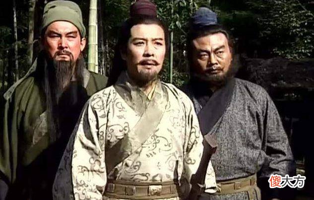【历史故事】一向机警的刘备，为何会选择与张飞结为兄弟，原因令人深思