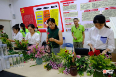 我们的节日·七夕——巧手学插花8月25日下午，正值七夕