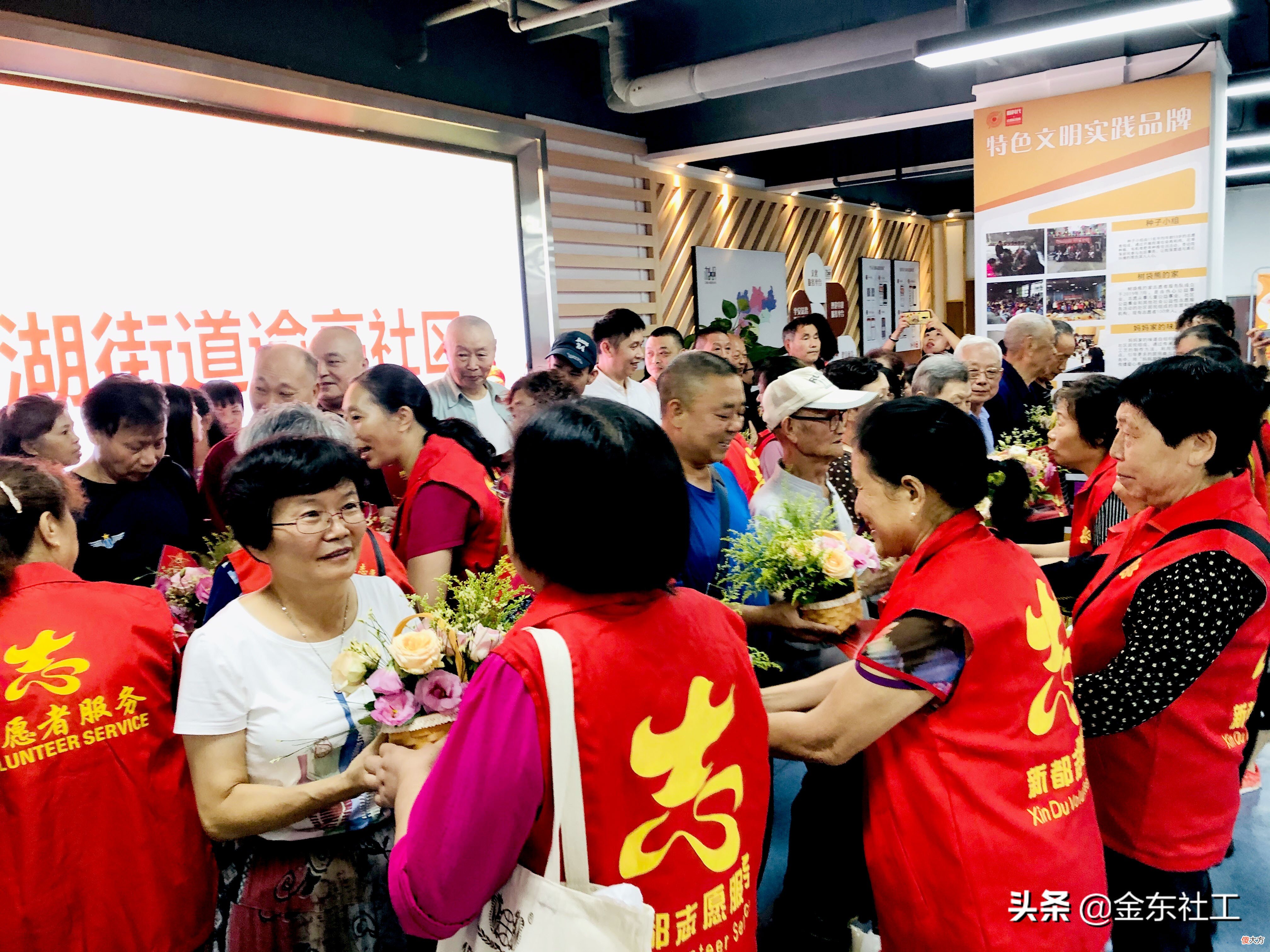 北街片区 爱成都·迎大运 谕亭社区插花礼仪培训暨鲜花献给最可爱的人主题活