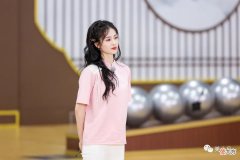 【就爱时尚】白鹿真会穿，搭粉色polo衫，嫩得像18岁小姑娘