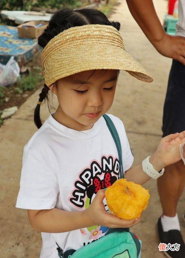 【时尚一点】章子怡一家四口爆照，穿着青春少女赶上15岁继女