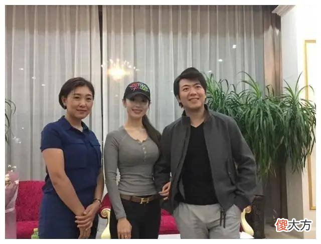 【就爱时尚】吉娜真的是针织衫大师，网友吐槽她的审美需要提高