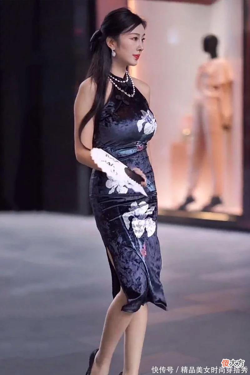 【时尚一点】旗袍是最能展现女性魅力的服装，旗袍紧紧包裹住女性的身材曲线非常优雅而且性感。
