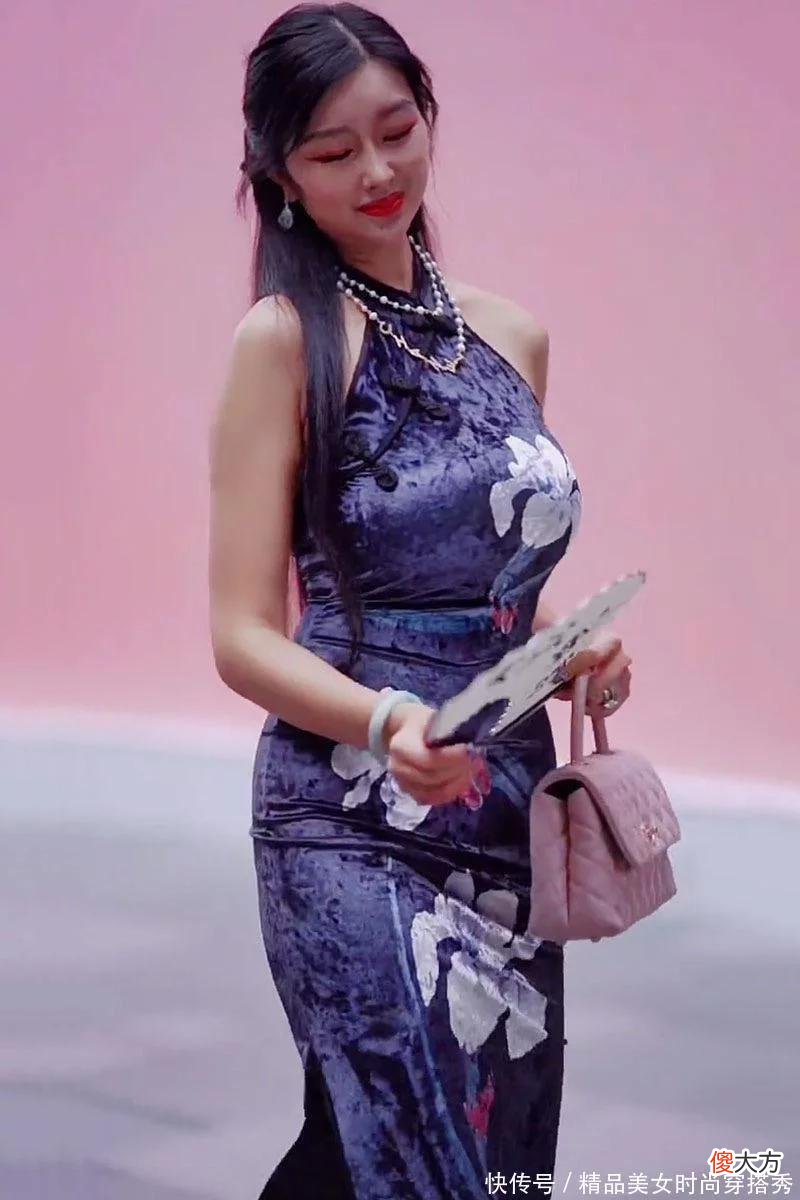 【时尚一点】旗袍是最能展现女性魅力的服装，旗袍紧紧包裹住女性的身材曲线非常优雅而且性感。