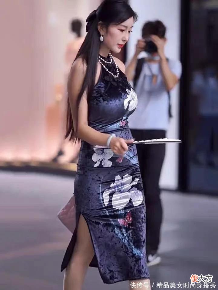 【时尚一点】旗袍是最能展现女性魅力的服装，旗袍紧紧包裹住女性的身材曲线非常优雅而且性感。