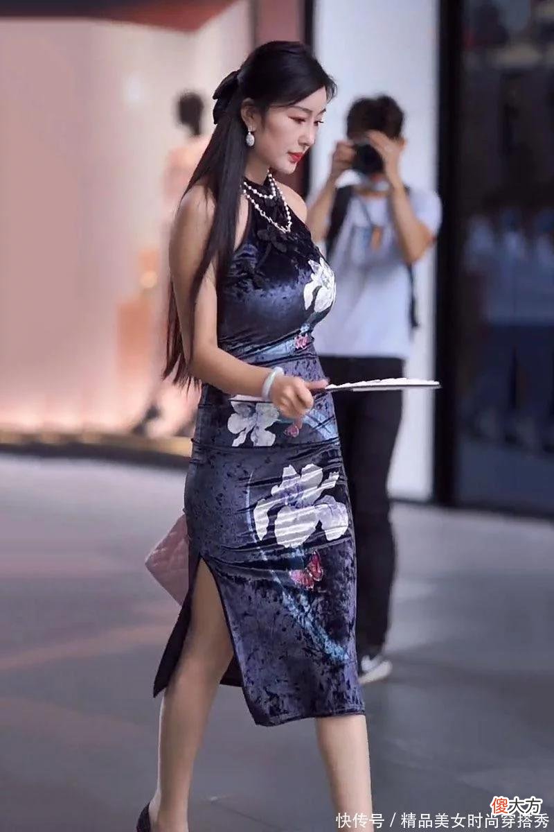 【时尚一点】旗袍是最能展现女性魅力的服装，旗袍紧紧包裹住女性的身材曲线非常优雅而且性感。