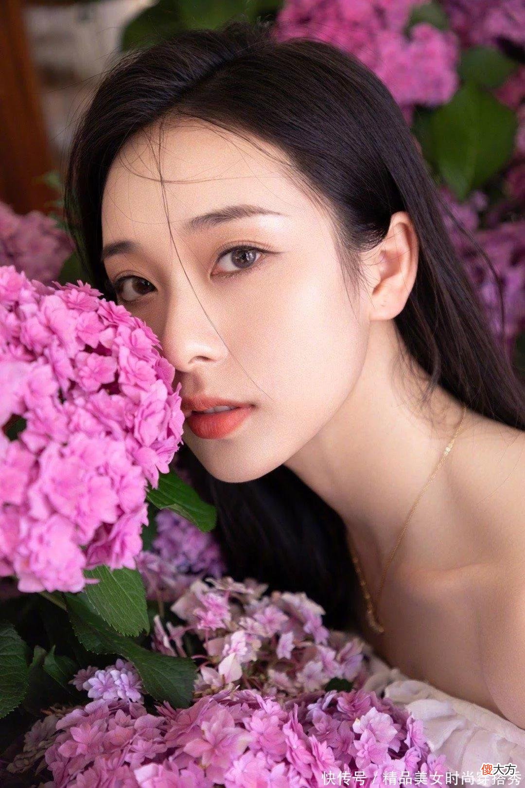 【时尚一点】小姐姐身穿白色连衣裙，慵懒地躺坐在紫色花海中，光影照射下的美女更加的诱人