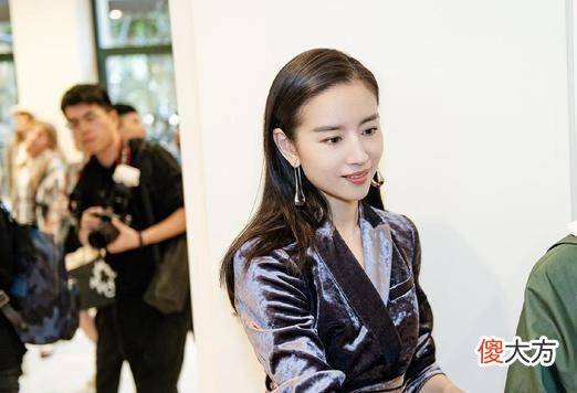 【就爱时尚】董洁职场穿搭，丝绒质感面料呈现大气和高级的感觉