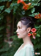 【就爱时尚】李沁一袭薄荷绿连衣裙搭配银亮色高跟鞋，气质清新淡雅