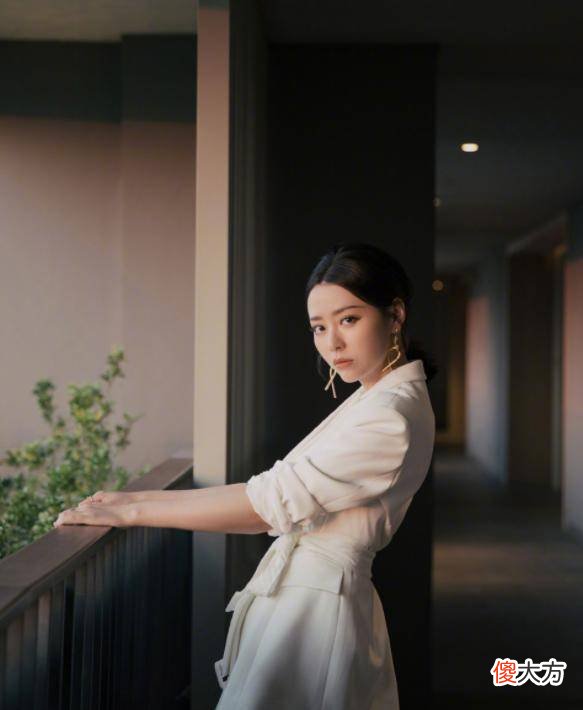 【时尚一点】张靓颖白色纯洁的西装套装，展现出她的优雅与知性气息