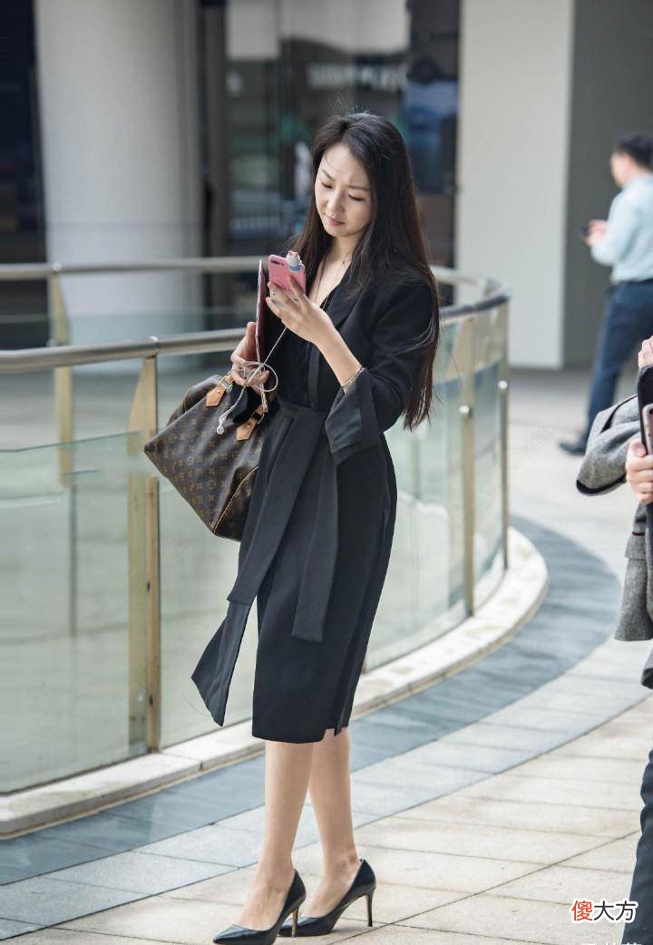 【时尚一点】街拍：黑色系列的贵服装，让你感受到了衣服的舒适度