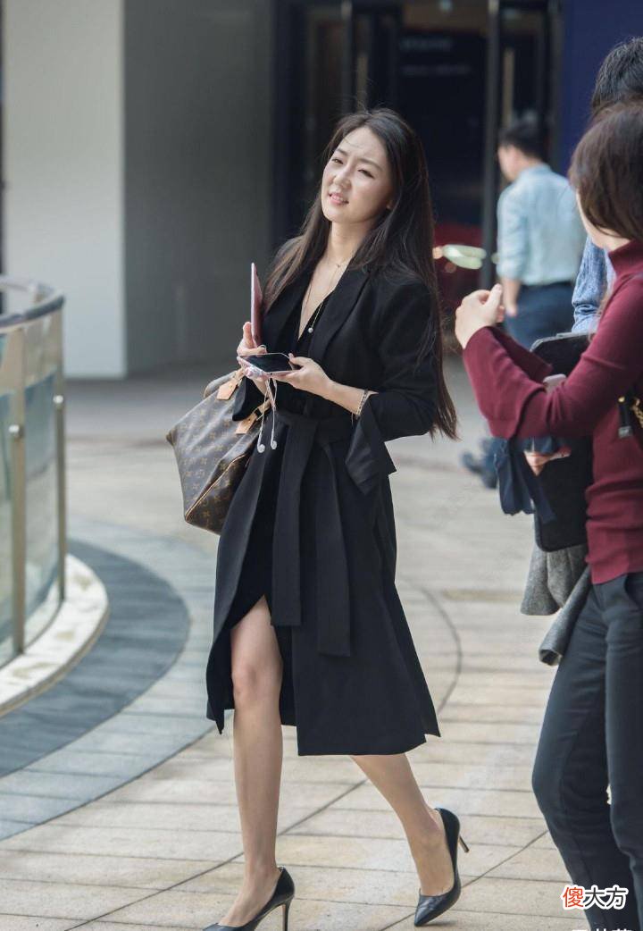 【时尚一点】街拍：黑色系列的贵服装，让你感受到了衣服的舒适度