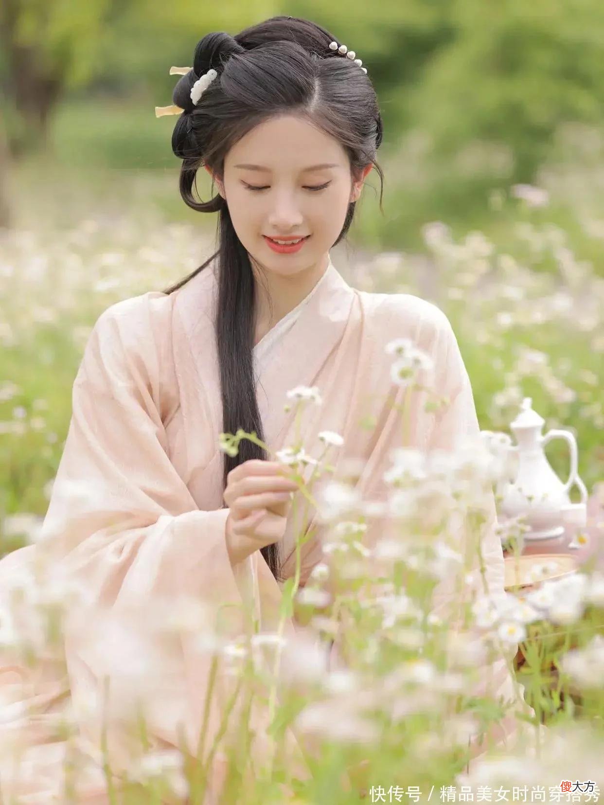 【时尚一点】充满中国风特色的汉服令美女那优雅的气质更上一层，唯美端庄的样子是那么的迷人