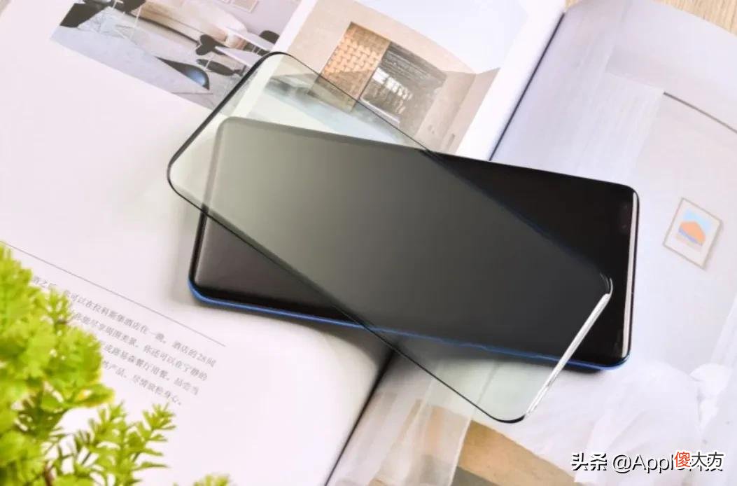 究竟是什么原因，让我选择了给手机贴一块好的钢化膜？