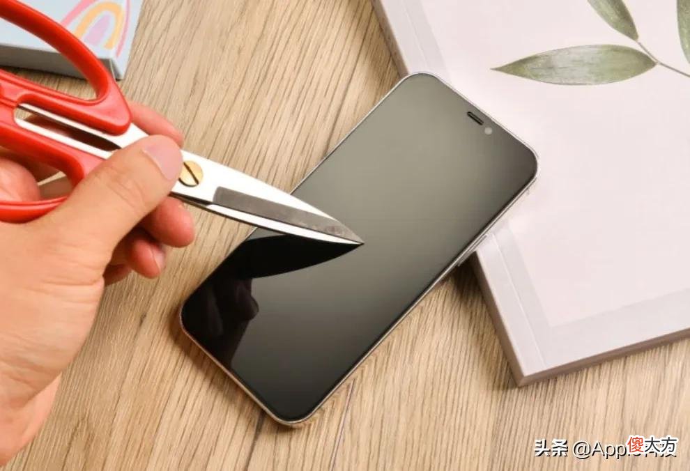 究竟是什么原因，让我选择了给手机贴一块好的钢化膜？
