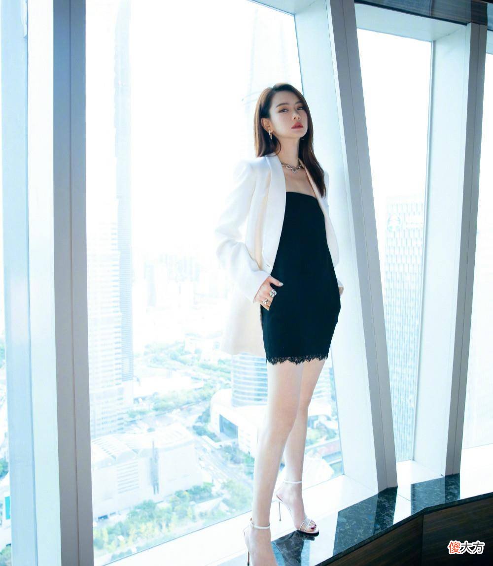 【时尚一点】戚薇的穿搭时尚穿搭，一字肩波点上衣+包臀裙