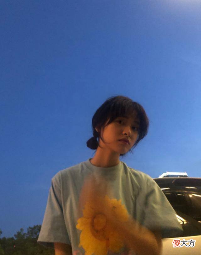 【时尚一点】沈月身穿绿色短袖配牛仔裤，甜美可爱的长相看一眼就喜欢了