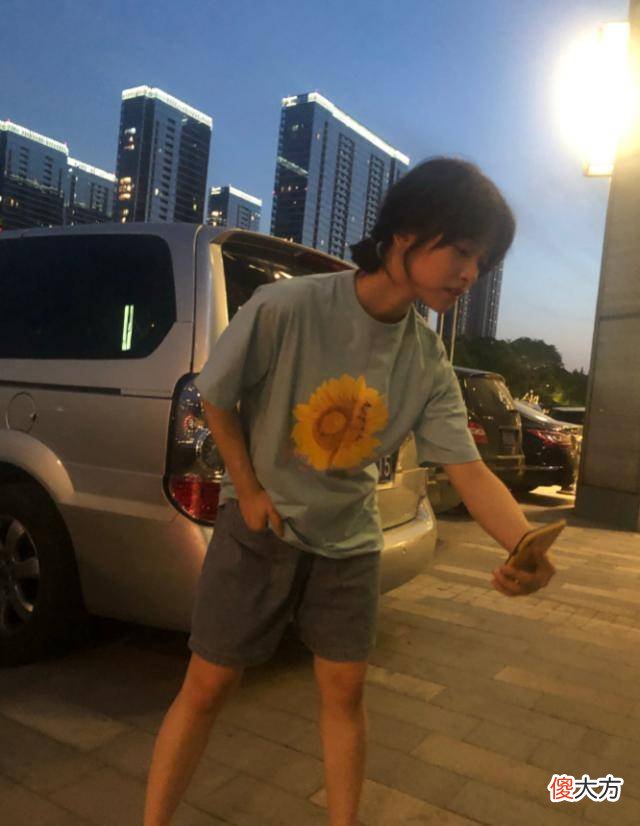 【时尚一点】沈月身穿绿色短袖配牛仔裤，甜美可爱的长相看一眼就喜欢了