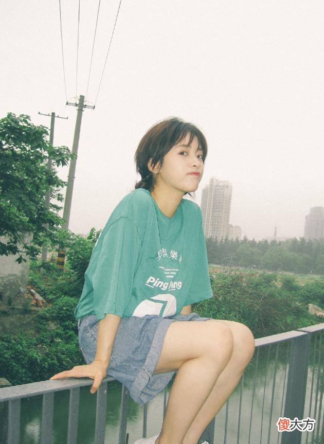 【时尚一点】沈月身穿绿色短袖配牛仔裤，甜美可爱的长相看一眼就喜欢了
