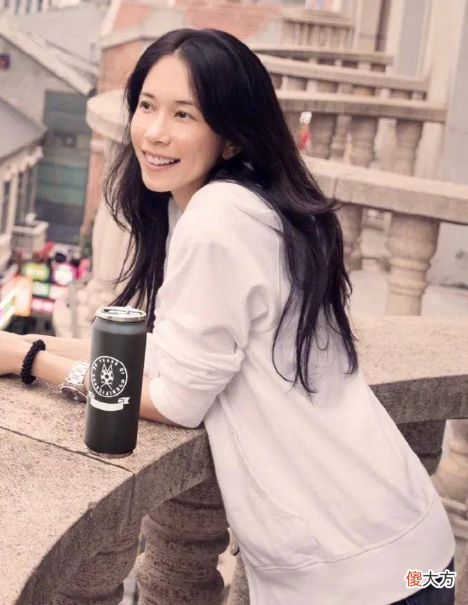 【时尚一点】莫文蔚价值三千万的腿穿上裙子后，换做是我也会为它保险吧