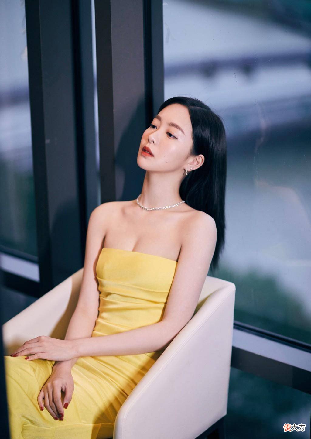 【就爱时尚】美女不愧是美女，看看这优越的直角肩真是让人忍不住酸了