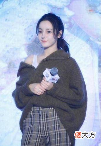 【就爱时尚】姚晨和杨千嬅撞衫，一个清纯，一个臃肿，谁更胜一筹？