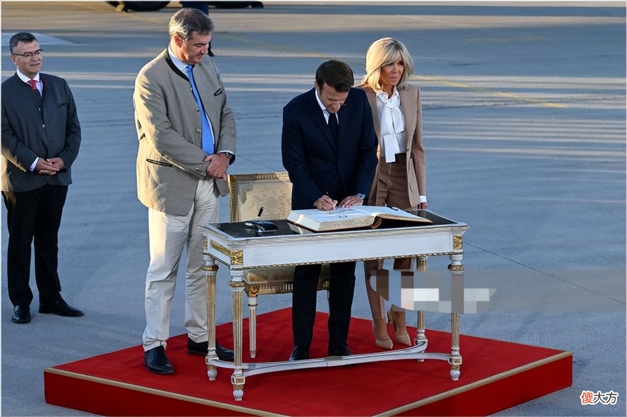 【就爱时尚】G7峰会布里吉特又美了！挽着马克龙抵达慕尼黑，踩10公分鞋太拼了