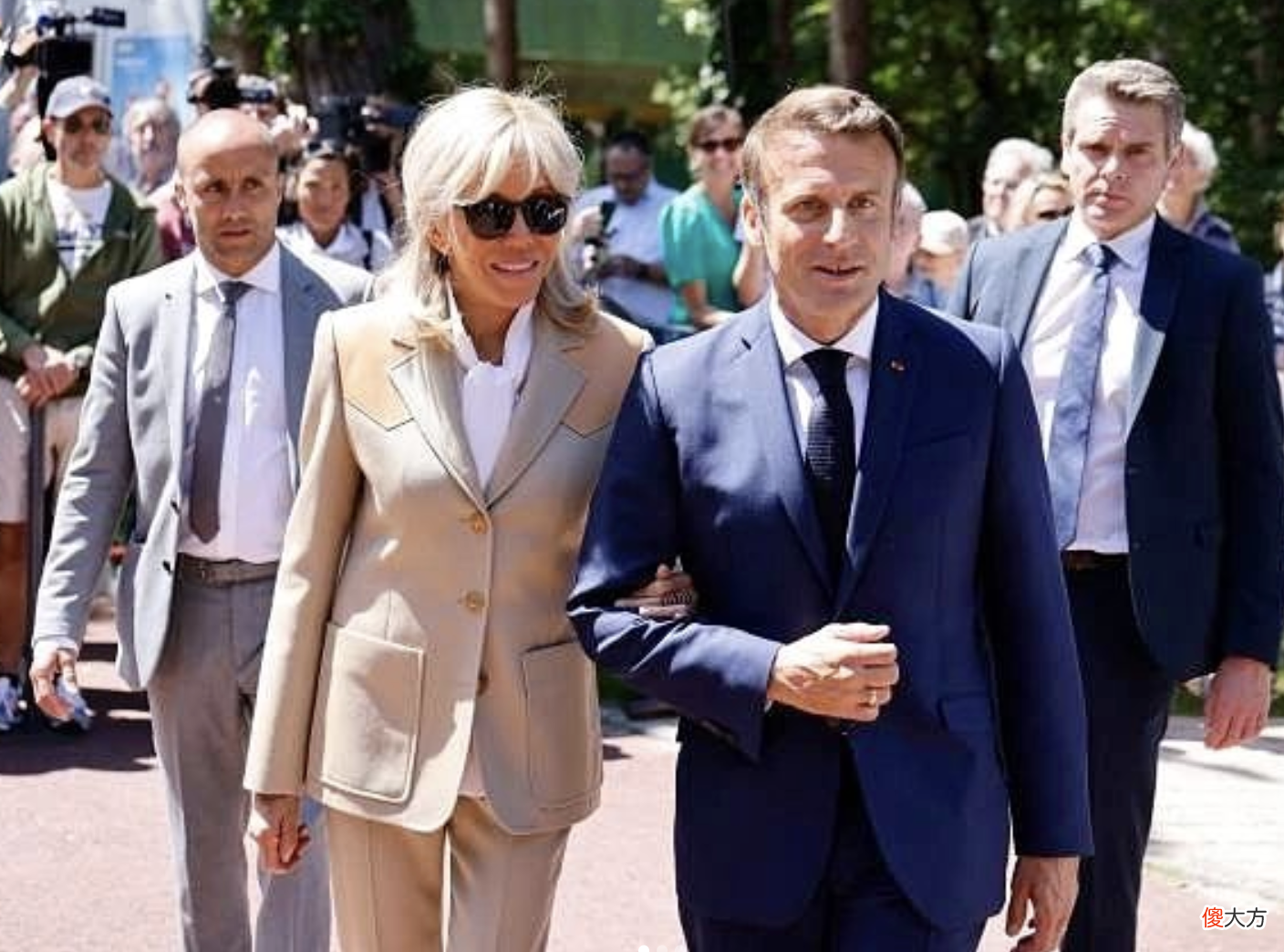 【就爱时尚】G7峰会布里吉特又美了！挽着马克龙抵达慕尼黑，踩10公分鞋太拼了