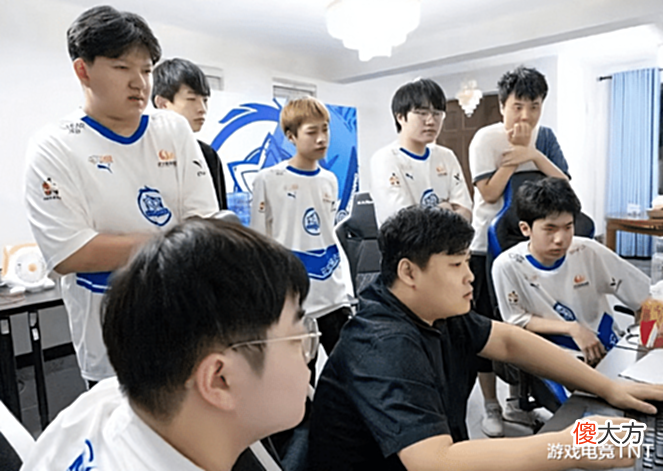 【游戏世界】易峥没参加比赛后的复盘,SK想继续用风劫,粉丝却不愿意了