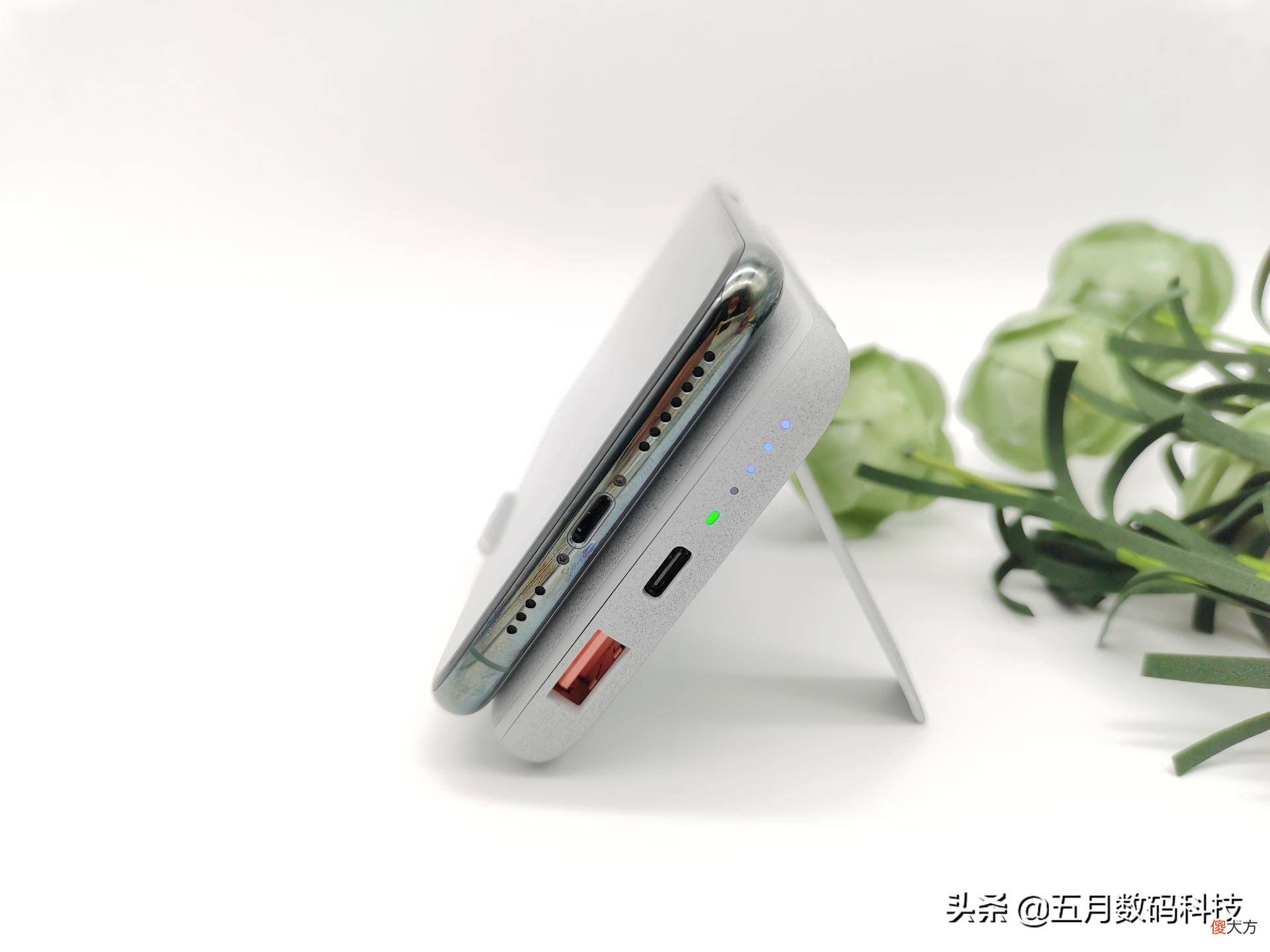 华为手机进行无线充电的充电宝 华为手机无线充电宝