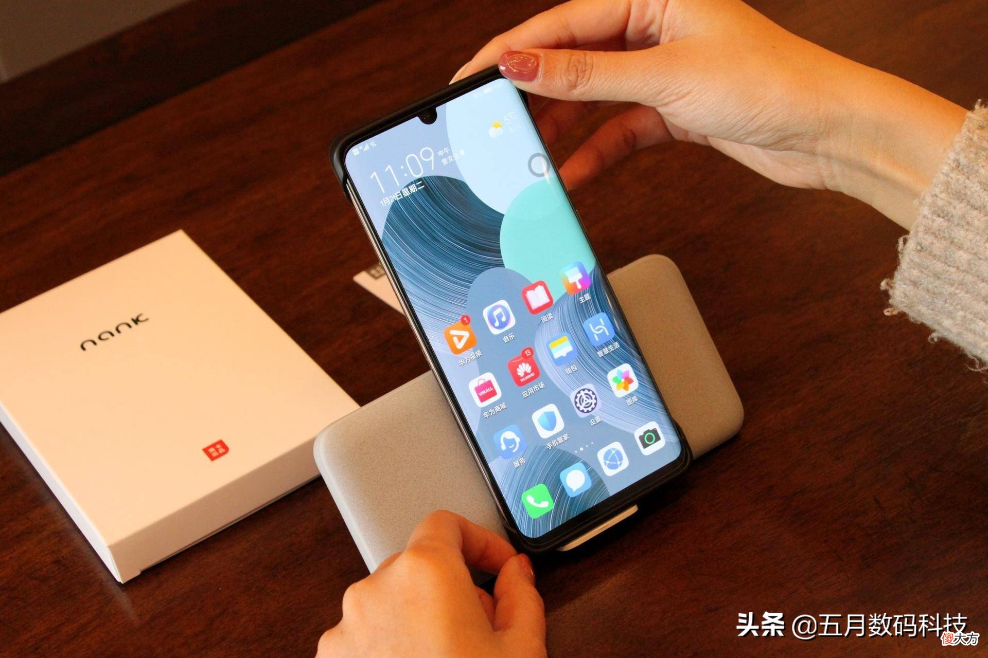 华为手机进行无线充电的充电宝 华为手机无线充电宝