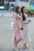 【时尚一点】修身长裙搭配白色高跟，长发小姐姐如仙女一般迷人