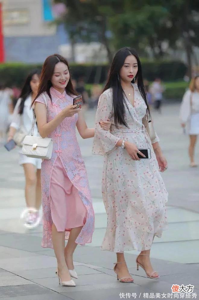【时尚一点】修身长裙搭配白色高跟，长发小姐姐如仙女一般迷人