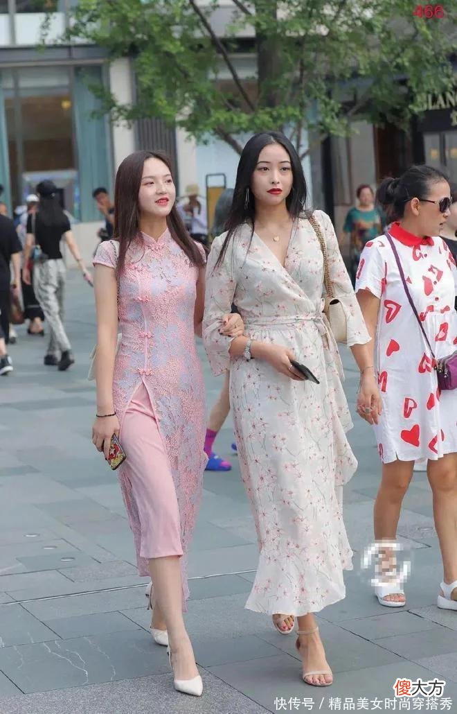 【时尚一点】修身长裙搭配白色高跟，长发小姐姐如仙女一般迷人