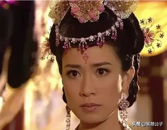 公元696年，步入晚年的武则天身疲倦怠，又耽于修建佛寺铸造九鼎