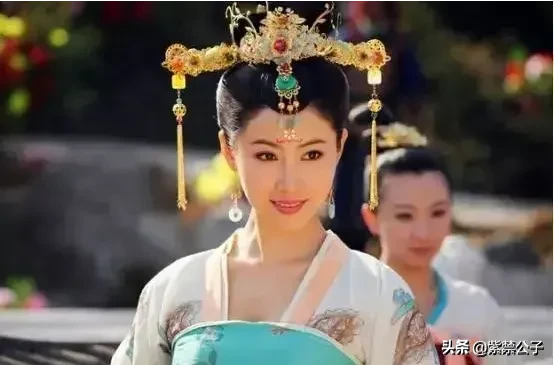 公元696年，步入晚年的武则天身疲倦怠，又耽于修建佛寺铸造九鼎