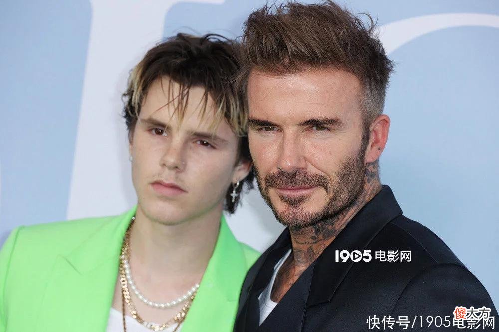 【就爱时尚】小贝父子出席时尚活动 囧三穿荧光色西服秀冷白皮