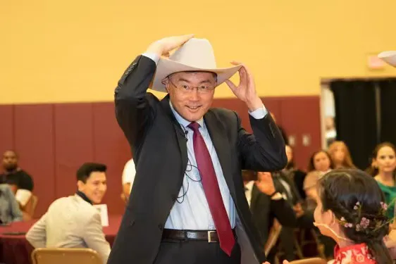 秦大使又在说美国人学中文的重要性，这是他在得克萨斯州访问Garland中学时