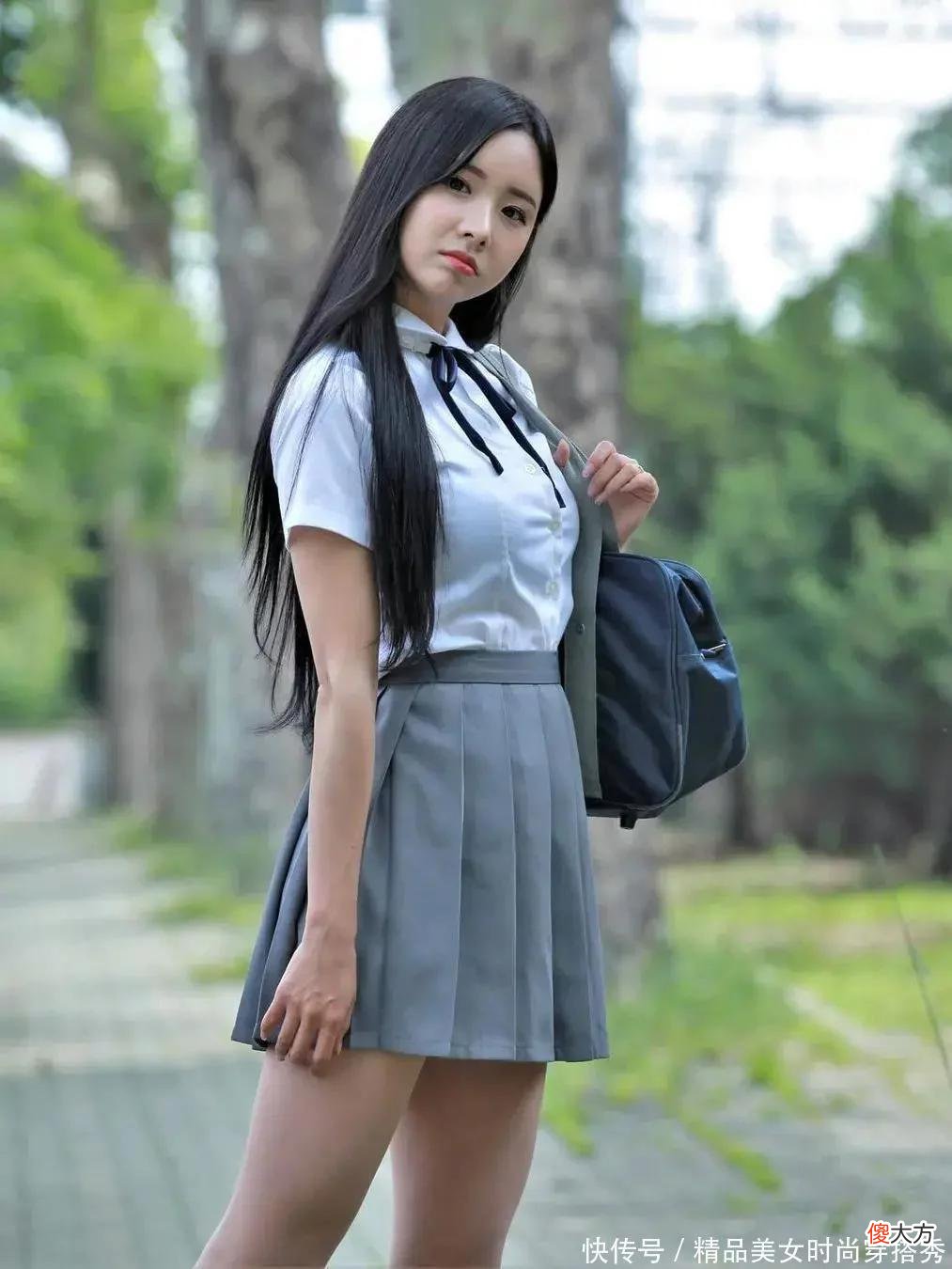 【时尚一点】白色衬衫搭配灰色百褶裙，学院风满满。白色衬衣，看起来既洁净又清新，实在惹人喜爱