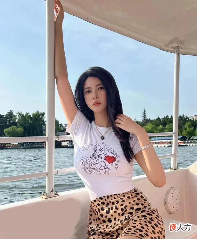 【就爱时尚】刘晓宇前女友晒游艇，一米78身材修长美腿，身穿豹纹短裙引人注目